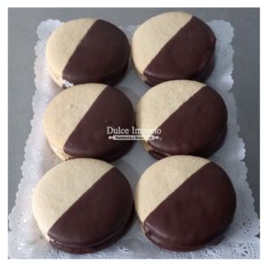 Bandeja alfajor maicena manjar coco baño chocolate.