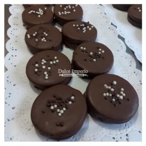 Bandeja alfajor manjar chocolate.