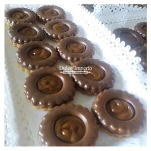 Bandeja galletas manjar chocolate.