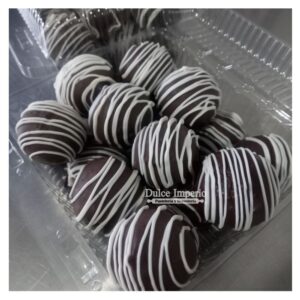Caja bolitas manjar con chocolate.